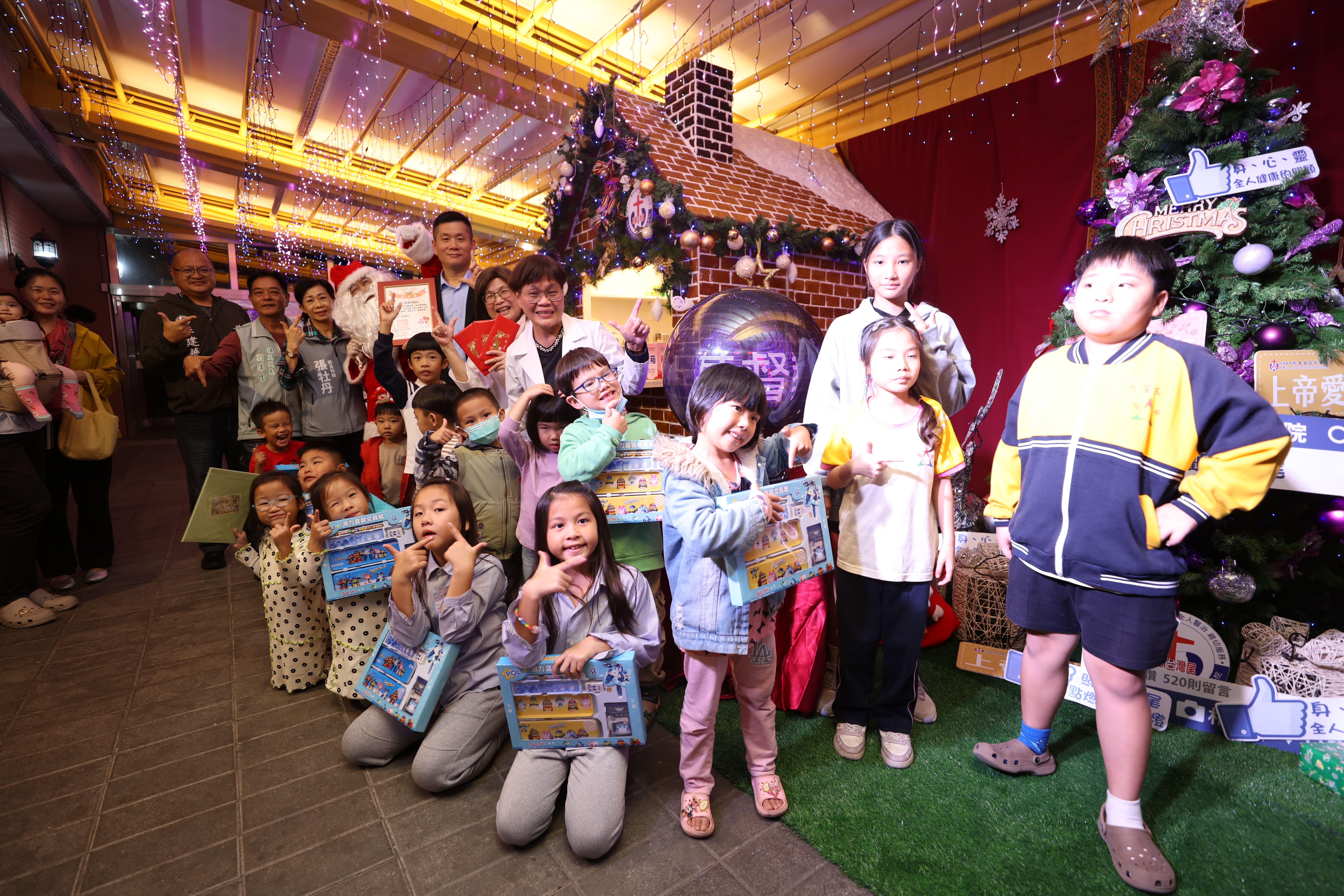 恆基中廊聖誕點燈儀式，象徵醫院醫療傳愛邁向70週年(左起莊瑞雄立法委員辦公處李建華主任、恆春鎮民代表劉洋生代表與張牡丹特助代表屏東周春米縣長、徐富癸立法委員等人參與。(恆基提供)